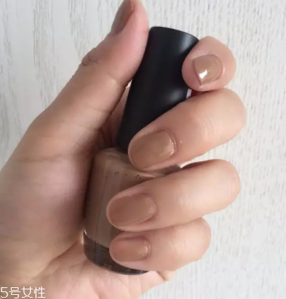 綠色指甲油顯手黑嗎？反光深綠色適合黃皮