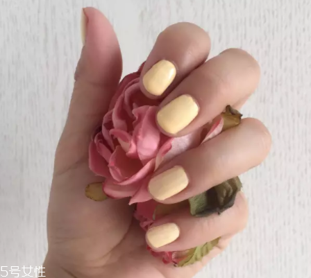 綠色指甲油顯手黑嗎？反光深綠色適合黃皮