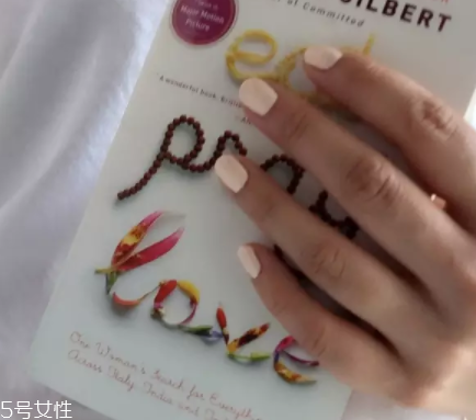 綠色指甲油顯手黑嗎？反光深綠色適合黃皮