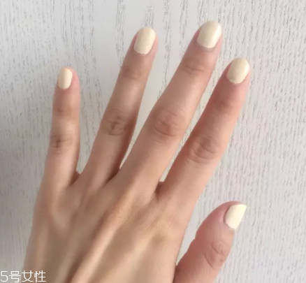 綠色指甲油顯手黑嗎？反光深綠色適合黃皮