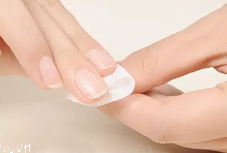 指甲油膠水怎么樣洗掉？在家卸甲油膠的4個(gè)步驟
