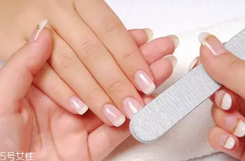 指甲油膠水怎么樣洗掉？在家卸甲油膠的4個(gè)步驟