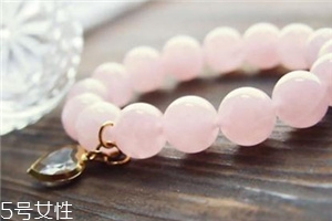 粉水晶手鏈帶哪只手？最好是左手