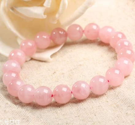 粉水晶手鏈帶哪只手？最好是左手