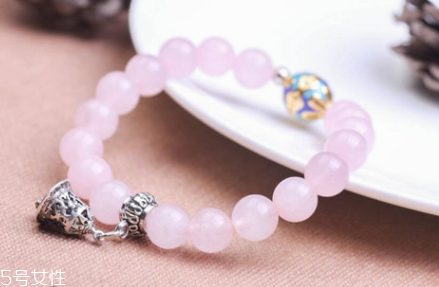粉水晶手鏈帶哪只手？最好是左手