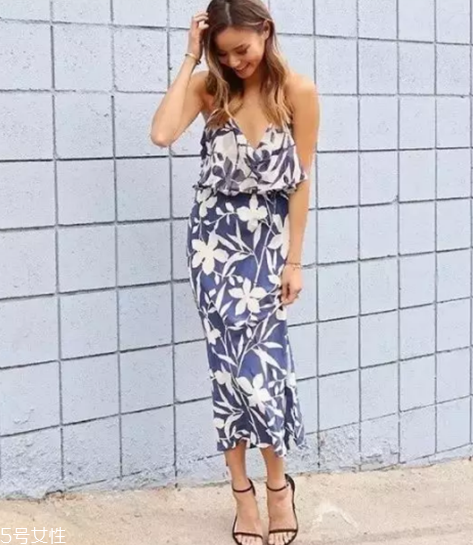 皮膚黑的女生穿什么好看？三大技巧要記住