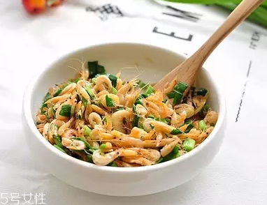 韭菜沒(méi)熟吃了會(huì)怎么樣？生韭菜很辛辣