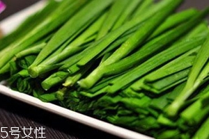 韭菜沒(méi)熟吃了會(huì)怎么樣？生韭菜很辛辣