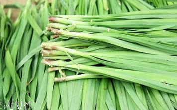 韭菜沒(méi)熟吃了會(huì)怎么樣？生韭菜很辛辣