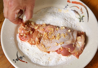 炸雞腿怎么做到外酥里嫩小竅門 炸雞腿怎么做到外酥里嫩小竅門