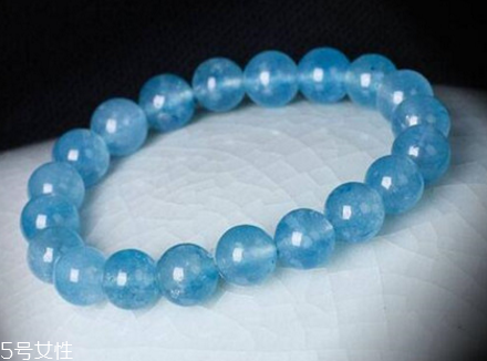 藍(lán)水晶戴哪只手？不同場(chǎng)合有講究