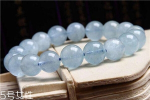 藍(lán)水晶戴哪只手？不同場(chǎng)合有講究