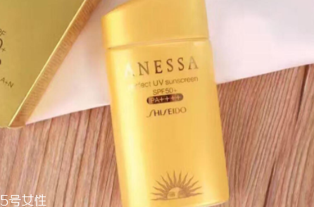 安耐曬金瓶適合干皮嗎？更適合油皮