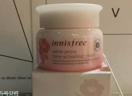 悅詩(shī)風(fēng)吟白牡丹素顏霜多少錢(qián) 悅詩(shī)風(fēng)吟白牡丹素顏霜使用測(cè)評(píng)