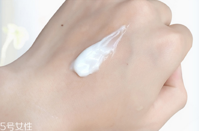 素顏霜和bb霜哪個效果好 這樣涂素顏霜對皮膚好 素顏霜和bb霜哪個效果好 這樣涂素顏霜對皮膚好