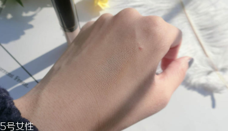 得鮮遮瑕液哪個色號好？1.5號色適合自然膚色