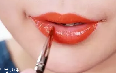 口紅干了嘴脫皮怎么辦？4步打造水潤雙唇