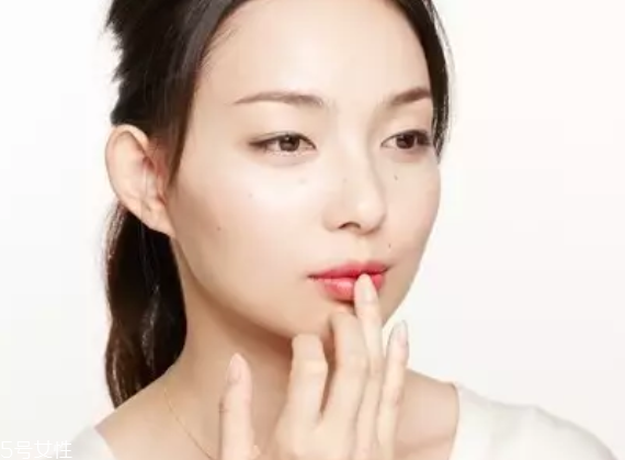 口紅干了嘴脫皮怎么辦？4步打造水潤雙唇