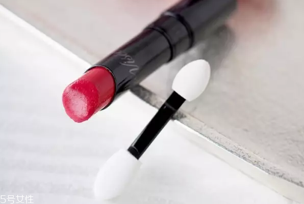 口紅干了嘴脫皮怎么辦？4步打造水潤雙唇