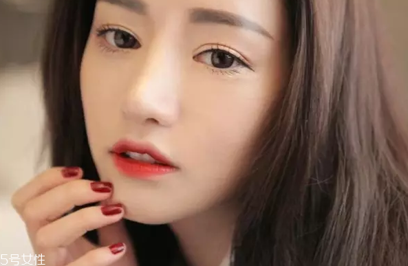 口紅干了嘴脫皮怎么辦？4步打造水潤雙唇