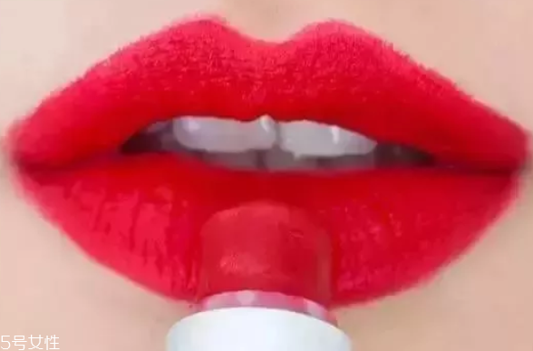 口紅干了嘴脫皮怎么辦？4步打造水潤雙唇