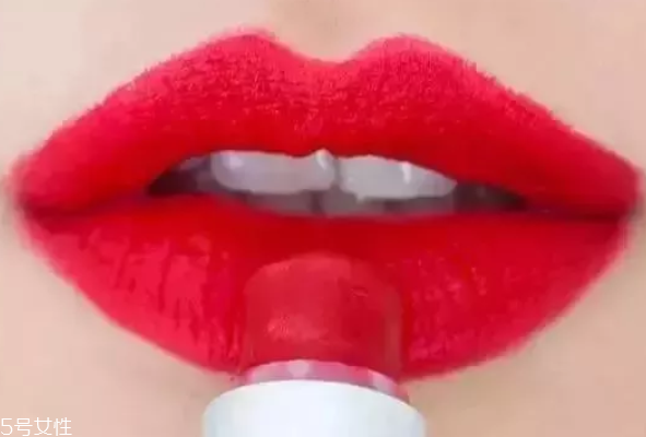 口紅干了嘴脫皮怎么辦？4步打造水潤雙唇