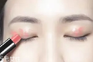 怎么用口紅畫(huà)眼影？?jī)刹疆?huà)好眼妝