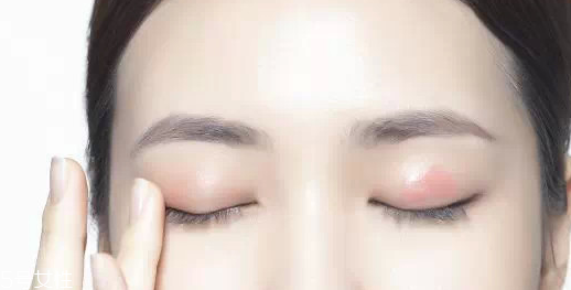 怎么用口紅畫(huà)眼影？?jī)刹疆?huà)好眼妝