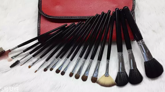 怎么用口紅畫(huà)眼影？?jī)刹疆?huà)好眼妝