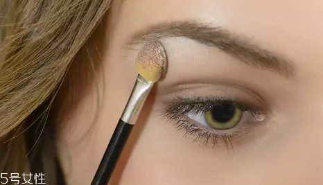 怎么用口紅畫(huà)眼影？?jī)刹疆?huà)好眼妝