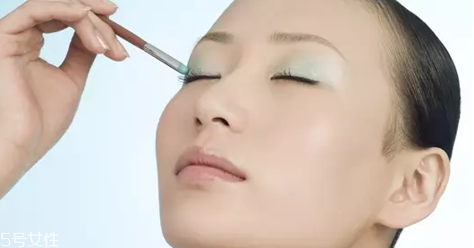 怎么用口紅畫(huà)眼影？?jī)刹疆?huà)好眼妝