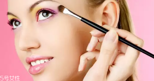 怎么用口紅畫(huà)眼影？?jī)刹疆?huà)好眼妝