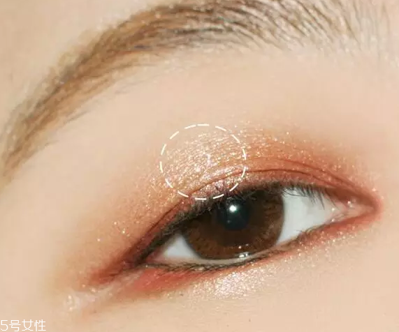 怎么用口紅畫(huà)眼影？?jī)刹疆?huà)好眼妝