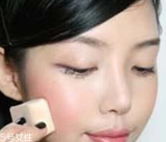 用口紅怎么畫腮紅？4個步驟讓腮紅更自然