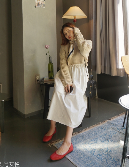 米色毛衣怎么搭配？打造氣質(zhì)女神范兒