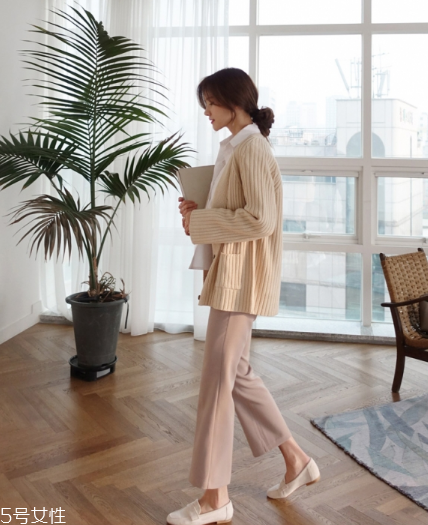 米色毛衣怎么搭配？打造氣質(zhì)女神范兒