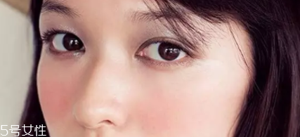 用口紅怎么畫腮紅？4個步驟讓腮紅更自然