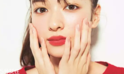 用口紅怎么畫腮紅？4個步驟讓腮紅更自然