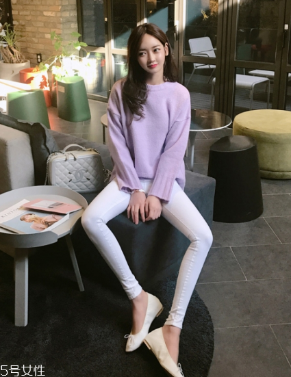 紫色毛衣怎么搭配？輕松駕馭流行色