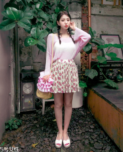 粉色針織衫怎么搭配？文藝又少女的穿搭經(jīng)典