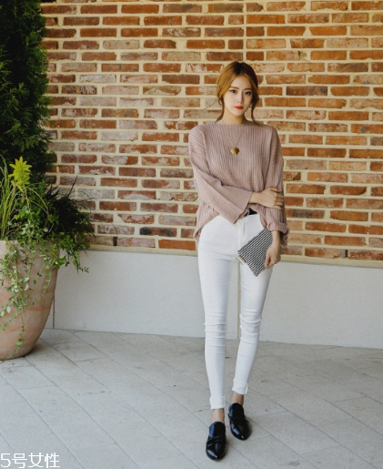 粉色針織衫怎么搭配？文藝又少女的穿搭經(jīng)典