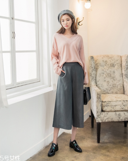 粉色針織衫怎么搭配？文藝又少女的穿搭經(jīng)典