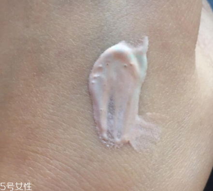 holika隔離霜好用嗎？性價比極高的干皮隔離霜