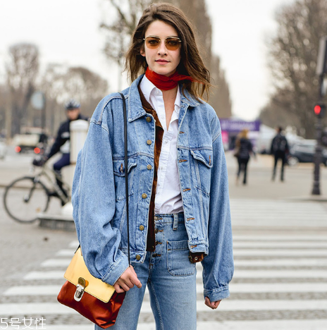 外套怎么穿更帥氣？今年開春這樣穿