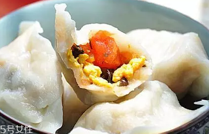 餃子餡先放水還是先放油？油是最后放的調(diào)料