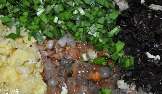 餃子餡先放水還是先放油？油是最后放的調(diào)料