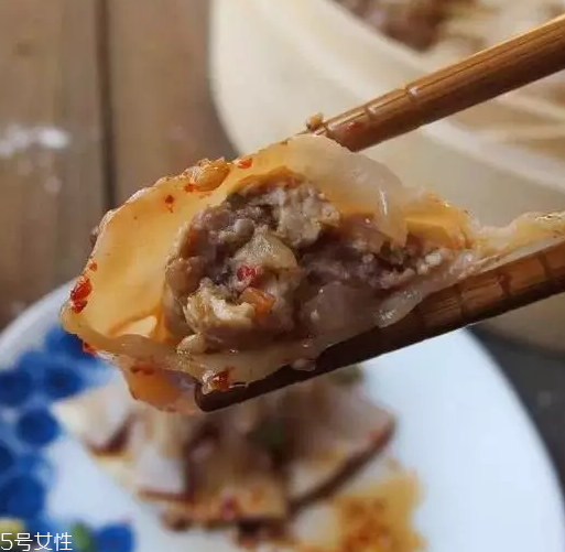 餃子餡先放水還是先放油？油是最后放的調(diào)料