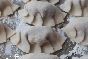 餃子餡先放水還是先放油？油是最后放的調(diào)料