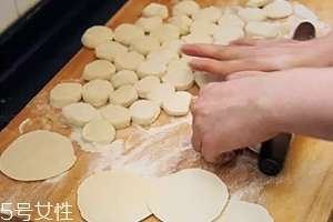 搟餃子皮怎么轉(zhuǎn)圈？借用巧力才能轉(zhuǎn)圈成圓