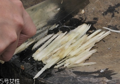 老姜和嫩姜功效的區(qū)別 不同姜的特點 老姜和嫩姜功效的區(qū)別 不同姜的特點